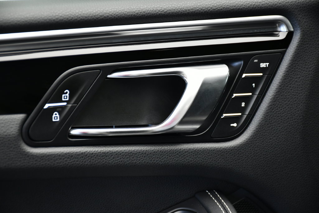 Certified 2024 Porsche Macan AWD/4WD image 33