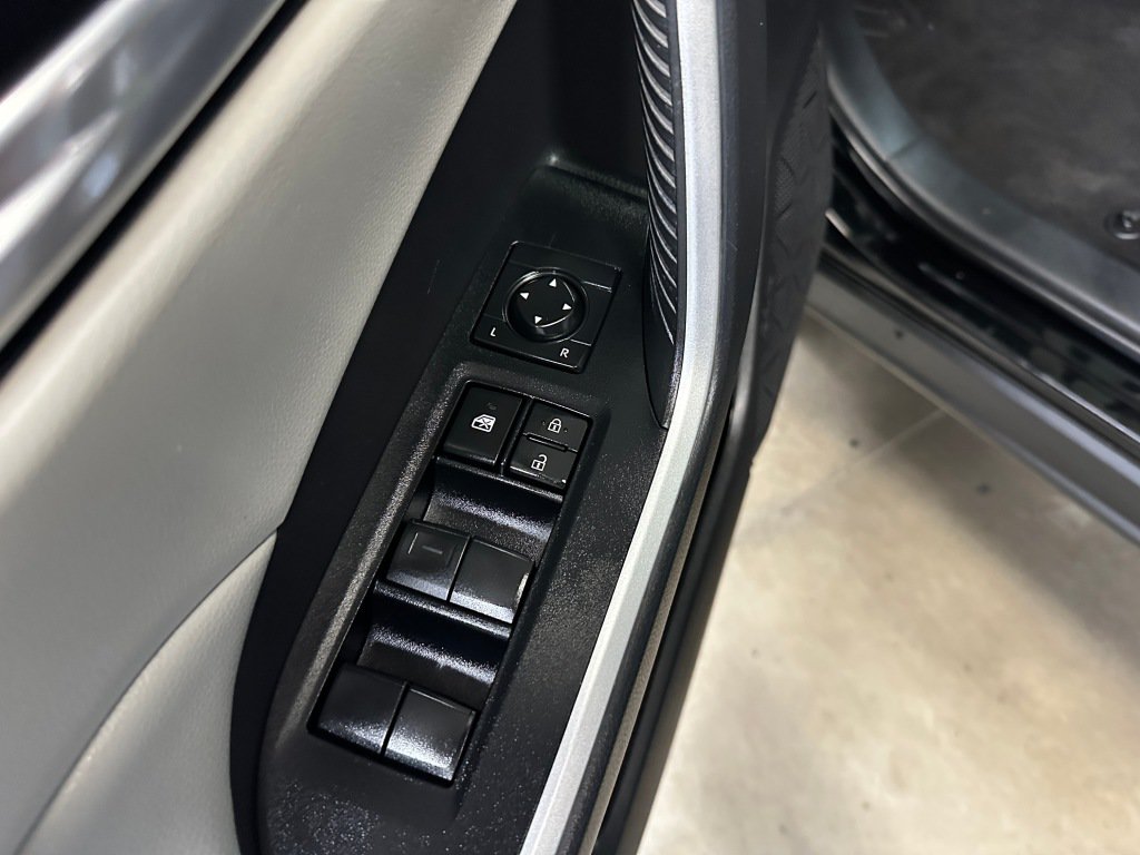 Used 2021 Toyota RAV4 XLE w/ Convenience Package AWD/4WD image 9