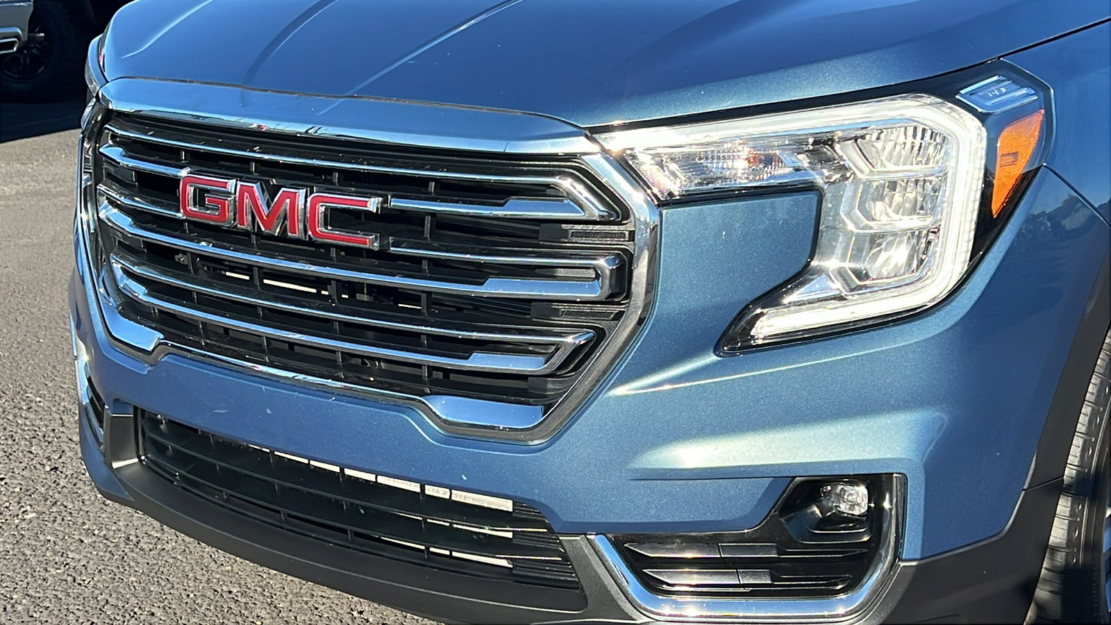 Used 2024 GMC Terrain SLT w/ Infotainment Package II AWD/4WD image 9
