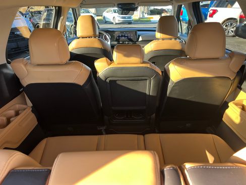 Used 2022 Kia Carnival EX image 14