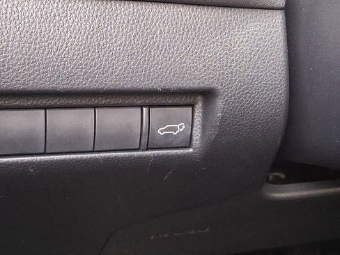 Certified 2022 Toyota Venza XLE image 28