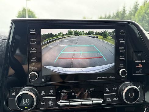 Used 2020 Toyota Highlander XLE AWD/4WD image 15
