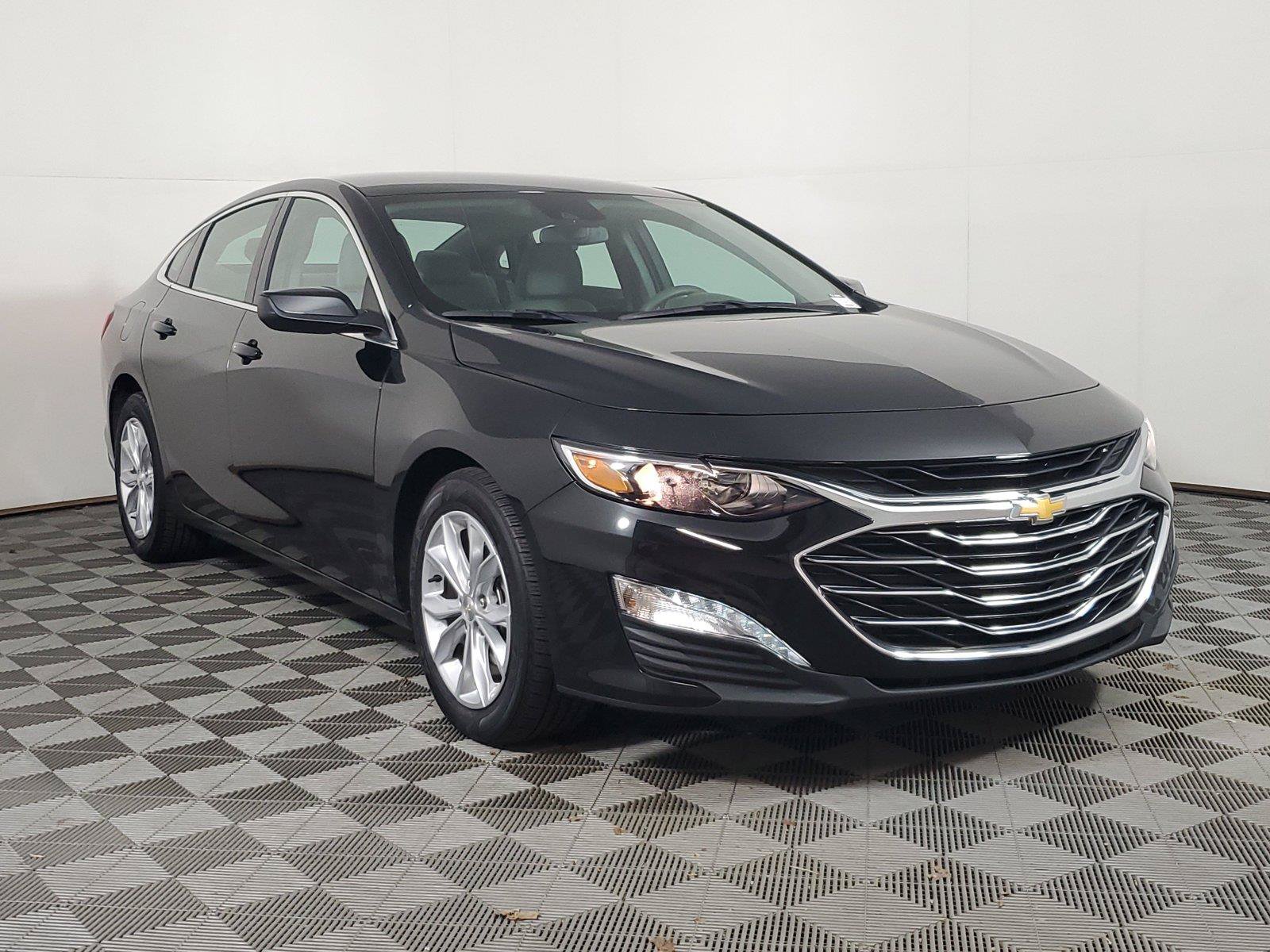 Used 2025 Chevrolet Malibu LT FWD image 3
