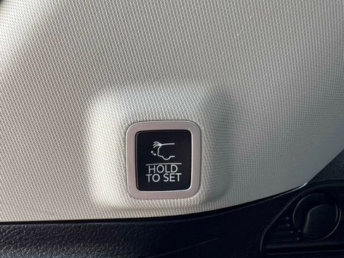 Used 2022 Jeep Grand Cherokee Limited image 9