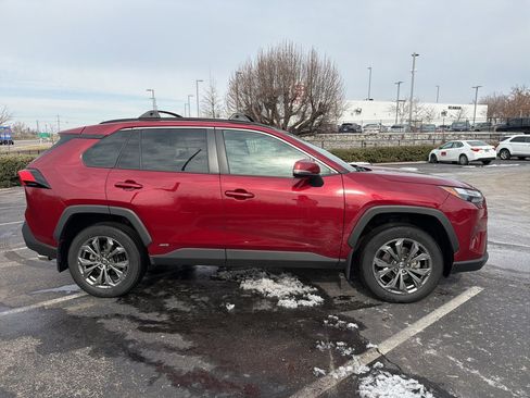 Used 2022 Toyota RAV4 XLE Premium image 4