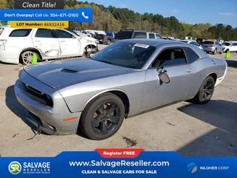 Used 2016 Dodge Challenger SXT image 1