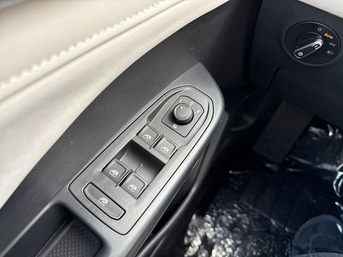 New 2026 Volkswagen Taos SE image 12