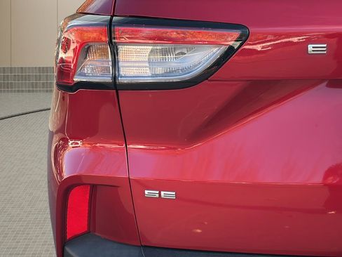 Used 2022 Ford Escape SE w/ Convenience Package FWD image 44