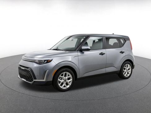 Used 2025 Kia Soul LX w/ LX Technology Package FWD image 3