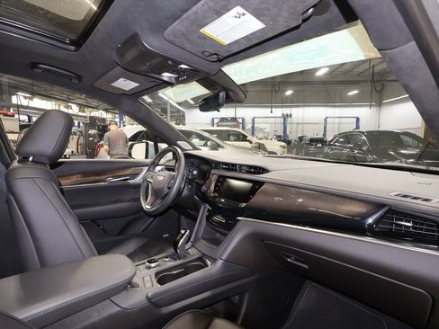 Certified 2025 Cadillac XT6 Sport w/ Platinum Package AWD/4WD image 28