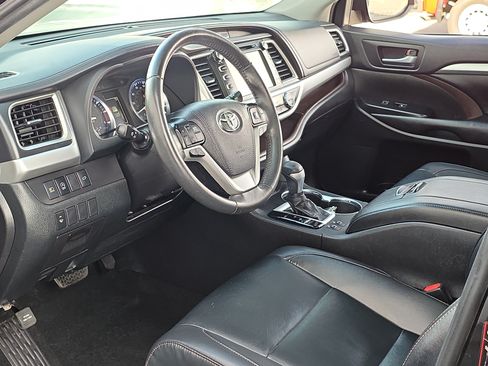 Used 2019 Toyota Highlander XLE AWD/4WD image 10