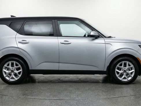 Used 2025 Kia Soul LX w/ LX Technology Package image 11