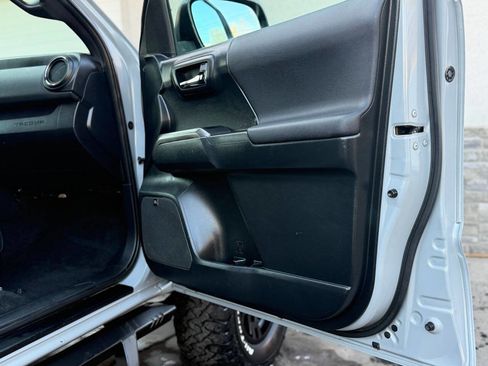 Used 2019 Toyota Tacoma TRD Off-Road image 39