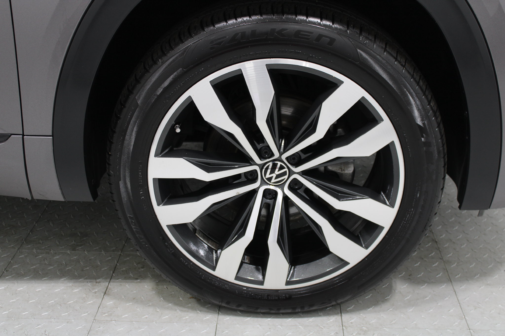 Used 2020 Volkswagen Atlas Cross Sport SEL R-Line AWD/4WD image 5