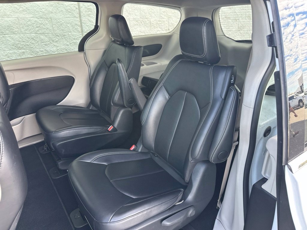 Used 2024 Chrysler Pacifica Limited FWD image 2
