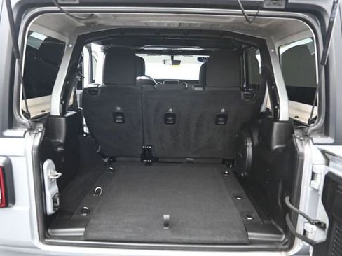 Used 2022 Jeep Wrangler Unlimited Sahara AWD/4WD image 28