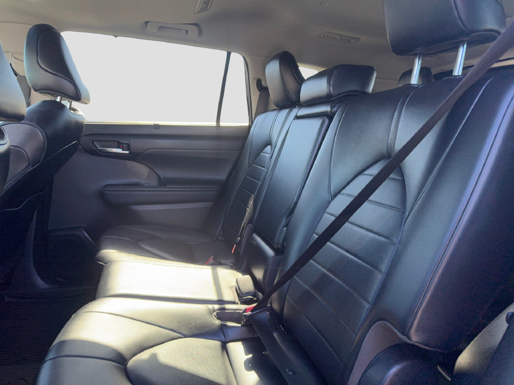 Used 2022 Toyota Highlander XLE AWD/4WD image 16