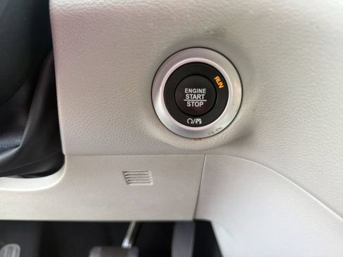 Used 2023 Chrysler Pacifica Touring-L FWD image 40