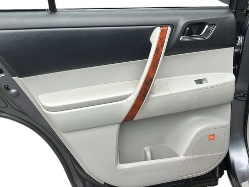 Used 2012 Toyota Highlander Limited image 19