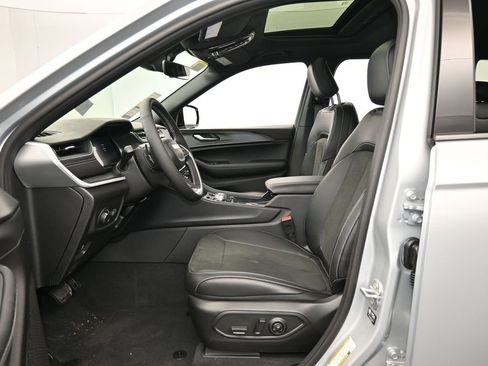 New 2025 Jeep Grand Cherokee Altitude RWD image 12