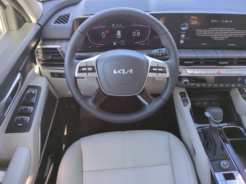 Used 2025 Kia Telluride EX w/ EX Captain's Chair Package image 15