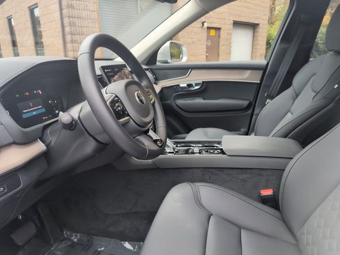Used 2025 Volvo XC90 B6 Plus image 16