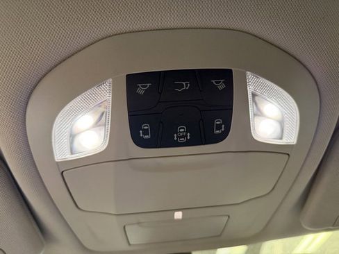 Used 2024 Chrysler Pacifica Touring-L image 19