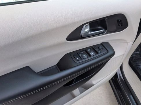 Used 2024 Chrysler Pacifica Touring-L image 8