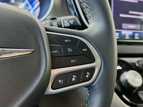 Used 2023 Chrysler Pacifica Touring-L FWD image 25