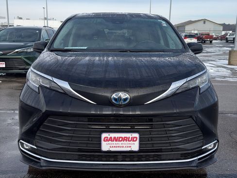 Used 2022 Toyota Sienna XLE image 3