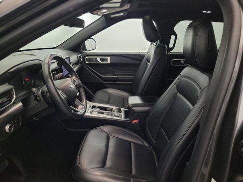 Used 2020 Ford Explorer XLT w/ Equipment Group 202A AWD/4WD image 17