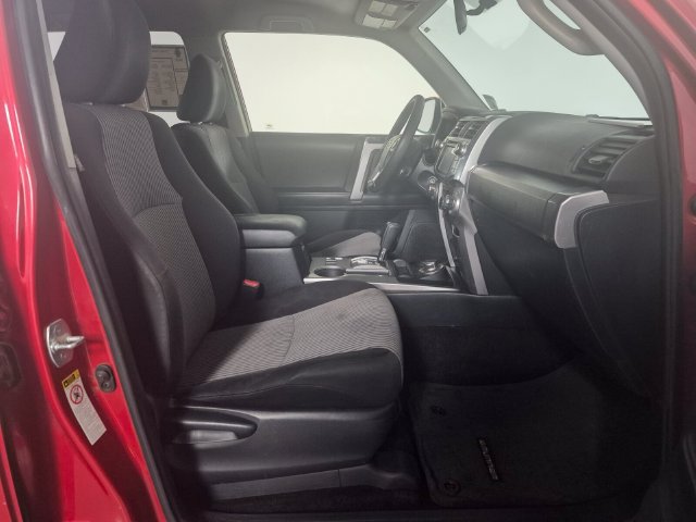 Used 2018 Toyota 4Runner SR5 AWD/4WD image 33