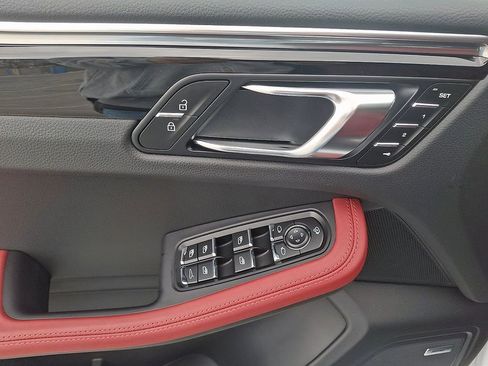 Used 2025 Porsche Macan image 14