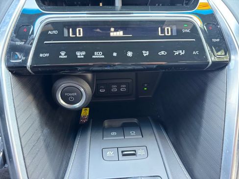Used 2024 Toyota Venza XLE AWD/4WD image 24