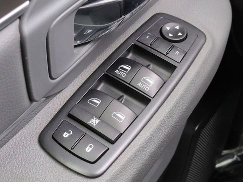 Used 2018 RAM 1500 Classic SLT AWD/4WD image 21
