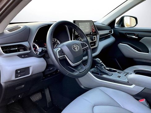 Used 2022 Toyota Highlander XLE image 19