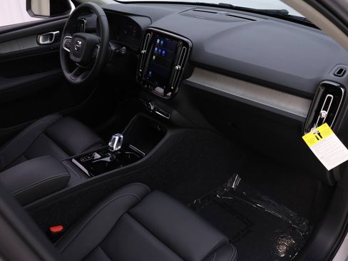 Certified 2025 Volvo XC40 B5 Plus w/ Protection Package Premier image 22