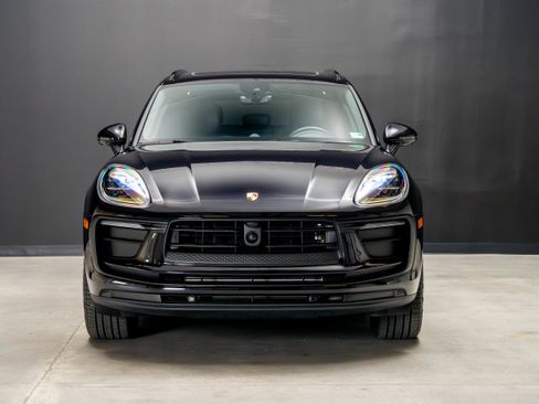 Certified 2025 Porsche Macan AWD/4WD image 10