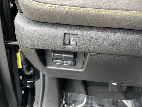 Used 2024 Chevrolet Colorado ZR2 w/ Technology Package AWD/4WD image 25