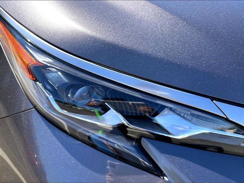 Used 2024 Toyota Sienna Platinum FWD image 29