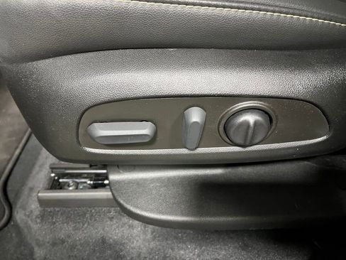 Used 2023 Chevrolet Traverse LT image 27