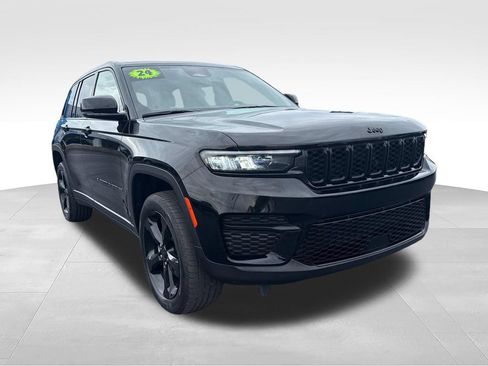 Used 2024 Jeep Grand Cherokee Altitude AWD/4WD image 18