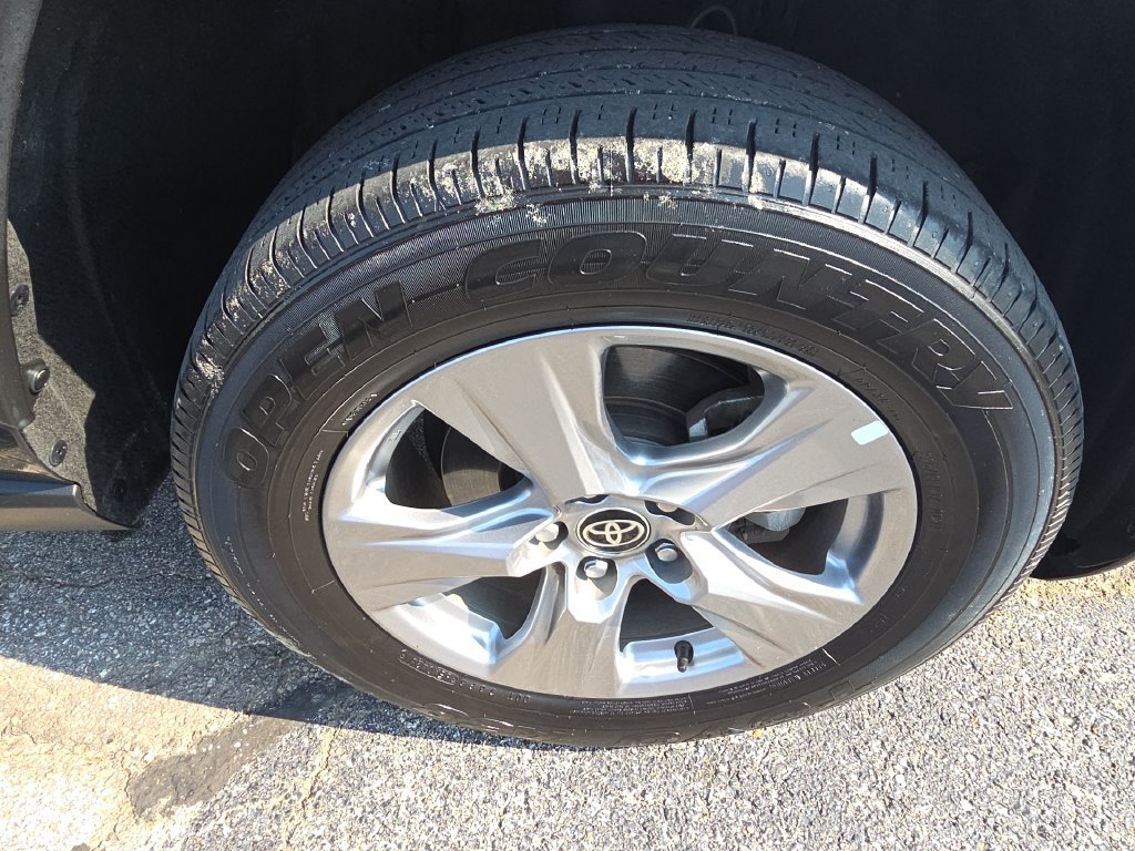 Used 2024 Toyota RAV4 XLE AWD/4WD image 10