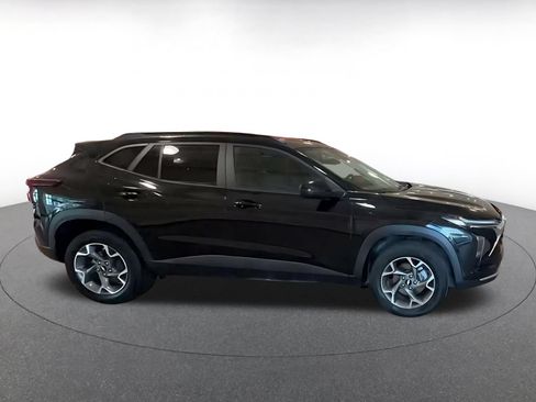 Used 2025 Chevrolet Trax LT w/ LT Convenience Package FWD image 16
