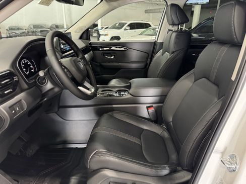 New 2025 Honda Pilot Touring image 4