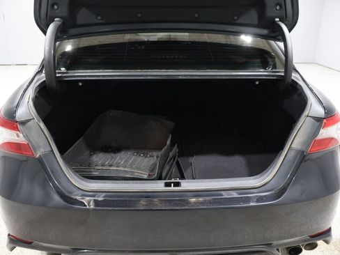 Used 2018 Toyota Camry SE image 4