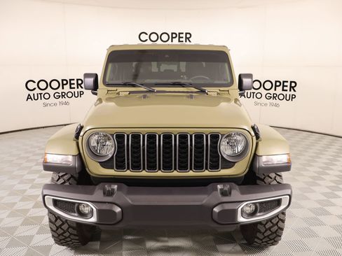 Used 2025 Jeep Gladiator Overland AWD/4WD image 9