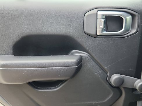 Used 2021 Jeep Gladiator Sport image 19