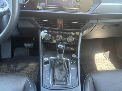 Used 2024 Volkswagen Jetta SE FWD image 11