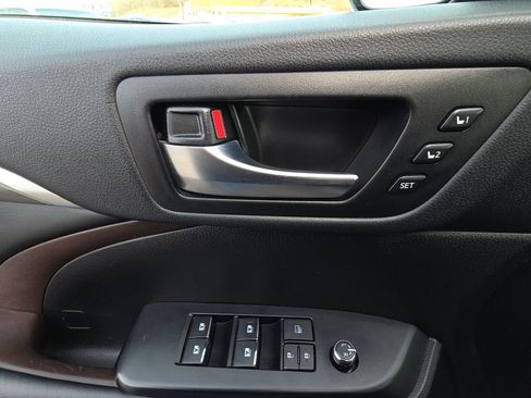 Used 2019 Toyota Highlander Limited Platinum image 13